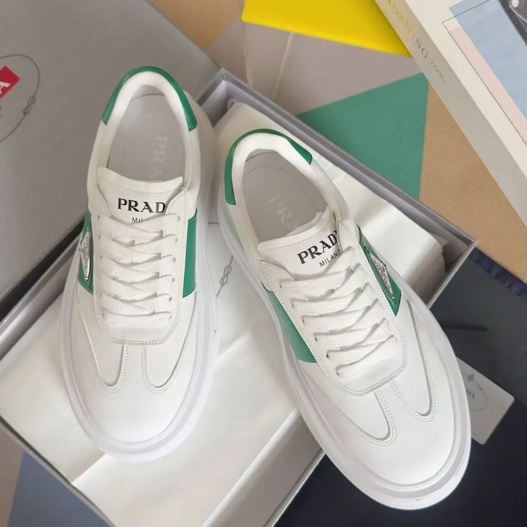 👟👟Ex-factory price 600👟👟 Couple model Prada Latest Couple model Triangle logo Thick sole Casual white shoes Sneakers Original purchase development and production This sneaker combines simple lines and distinctive details into a modern design. The leather upper presents a refined silhouette, with the Prada contrasting logo embellished on the tongue and side inserts. Exquisite packaging at the delivery counter 🛍📦 ▪️Fabric: Original custom imported cowhide material ▪️Lining: Original custom made soft sheepskin ▪️Sole: Original molded non-slip rubber outsole ▪️Sole thickness: 4CM ▪️Size: Women's 35-40 / Men's 39-45